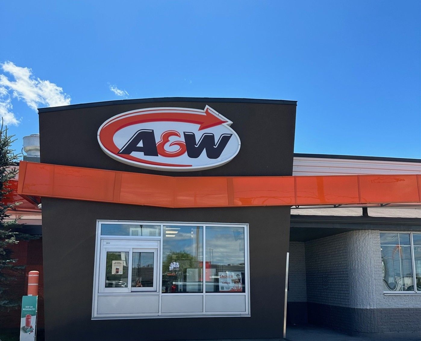 La façade d'un restaurant A&W avec un ciel bleu en arrière-plan