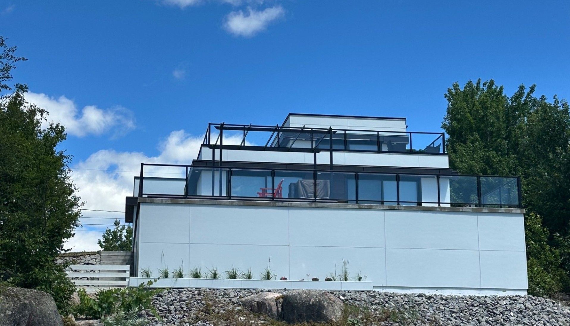 Une grande maison blanche avec un balcon au-dessus