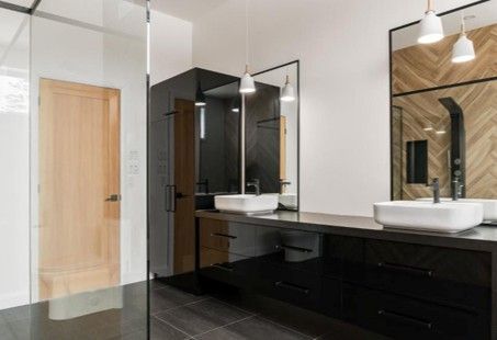 Une salle de bain avec deux vasques et une douche à l'italienne.