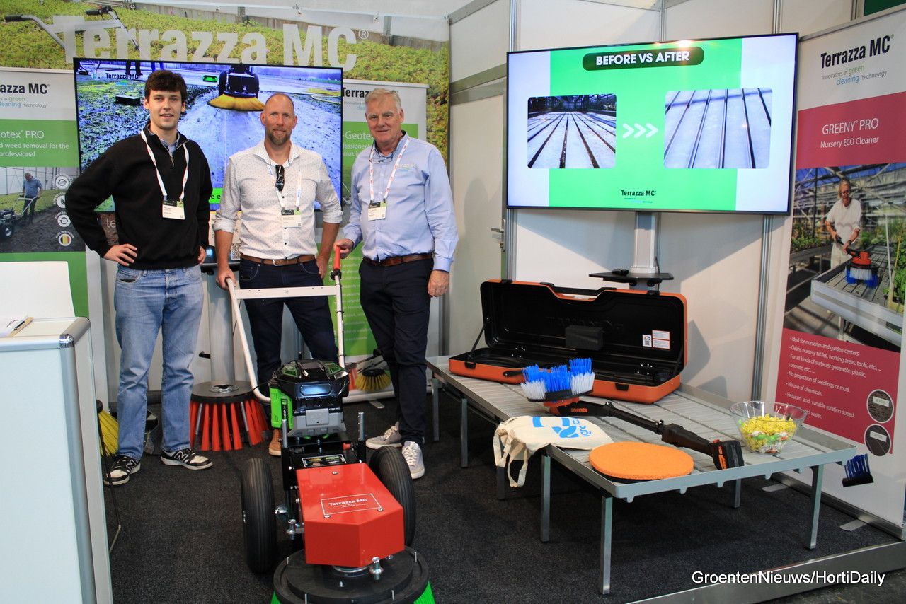 Picture of CEO of Terrazza MC, Dany Mestdag, client Rodney Bierhuizen and Nolle Coessens, marketing manager of Terrazza MC