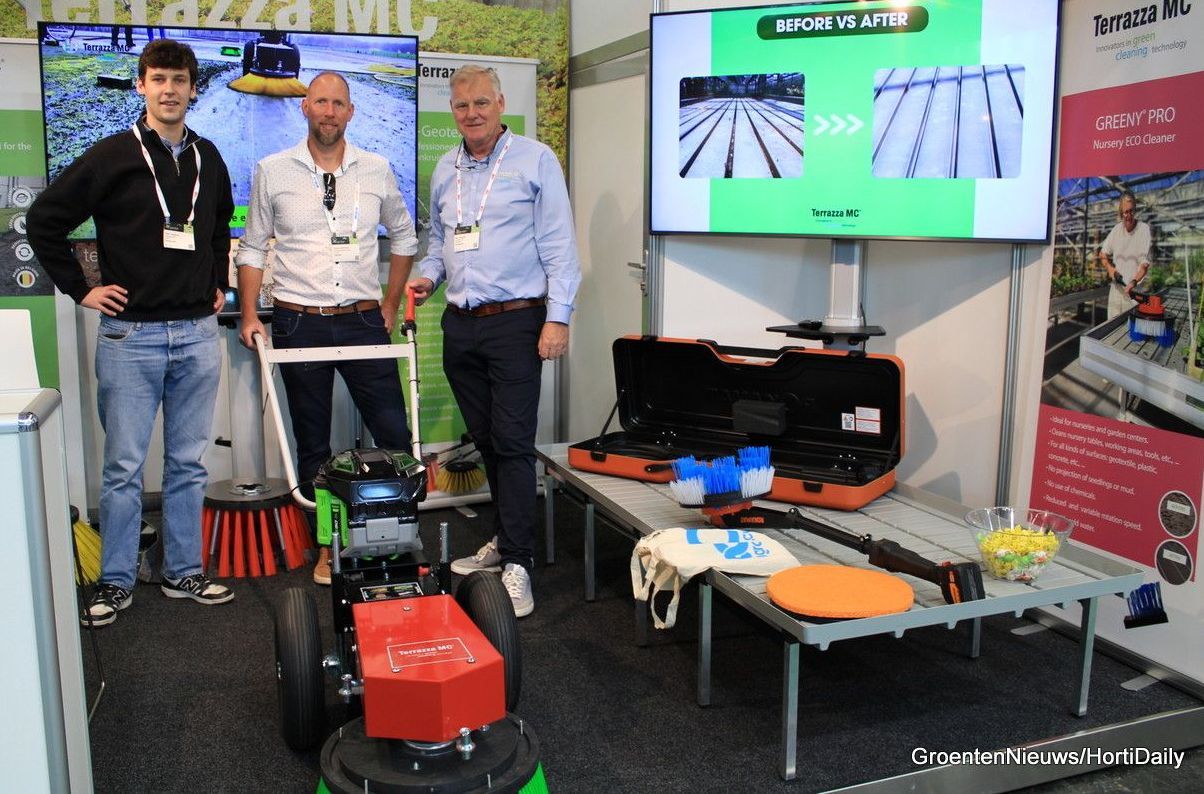 Picture of 3 people, one of them is the CEO of Terrazza MC. The Geotex PRO®, cleaning machine for geotextiles, is also on the picture.