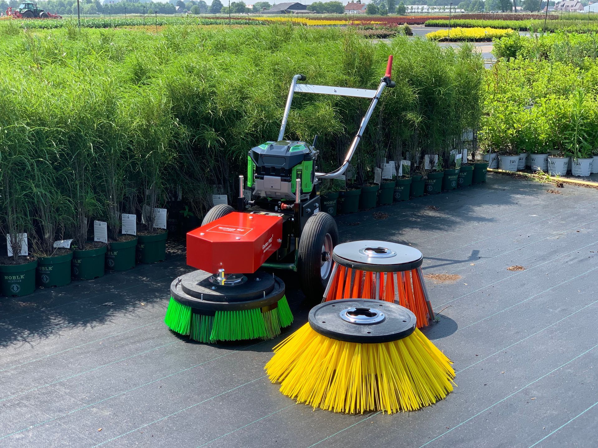 The Omni PRO® with electric engine with all the possible brushes.