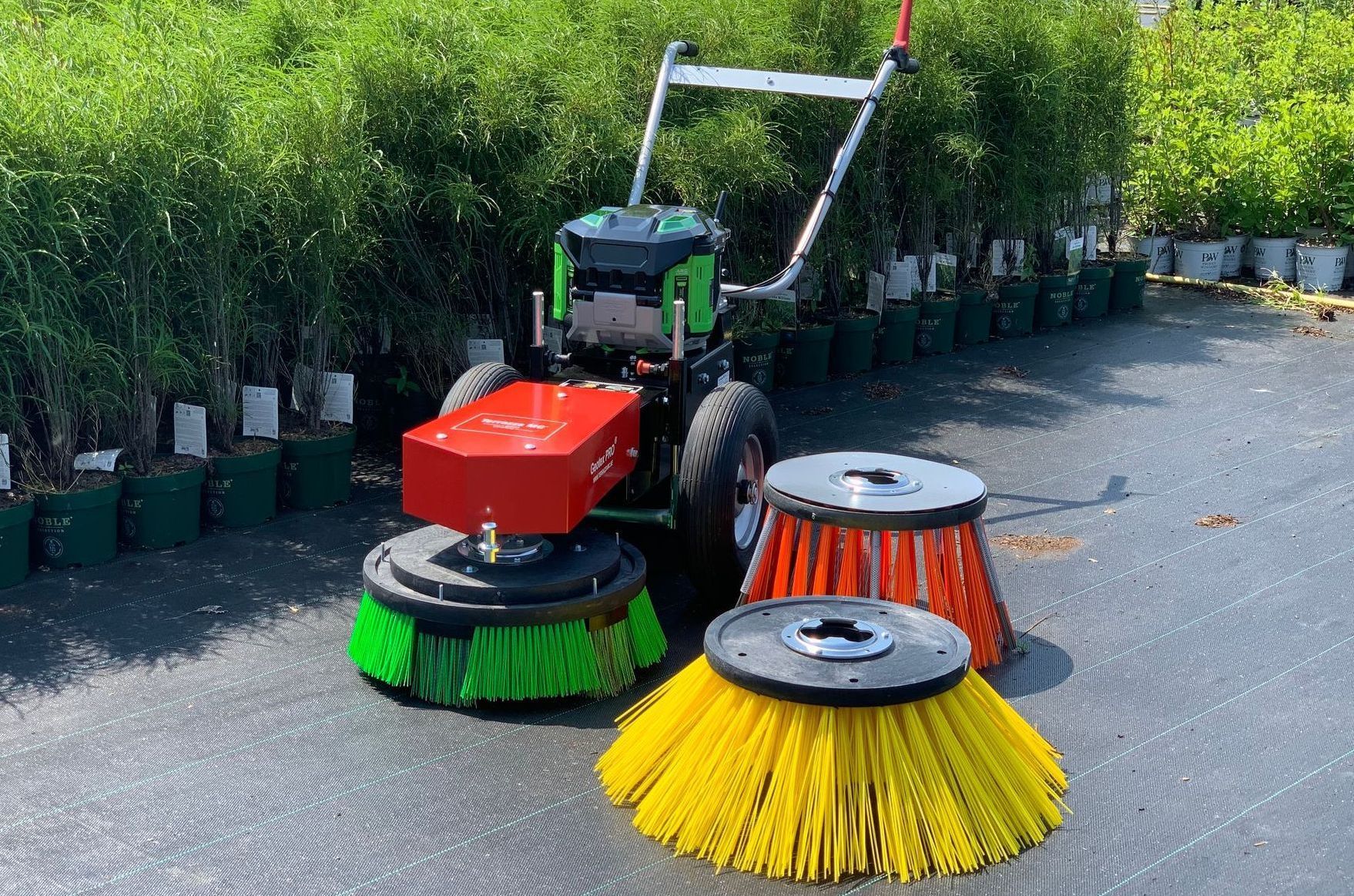 Picture of our Geotex PRO® machine, a cleaning machine for geotextiles. Also the 3 interchangeable brushes are on the picture.