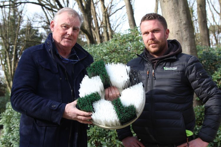 Picture of CEO Dany Mestdag with a customer and the TMC brush.
