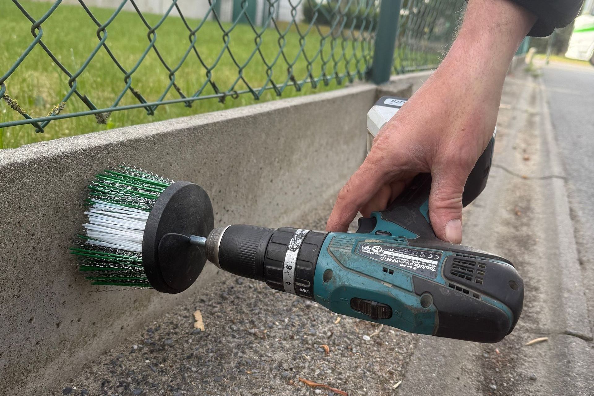 Picture of the MiniBrush, a small brush to clean small surfaces like outdoor furniture.