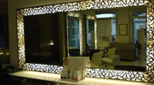 specchio decorato in salone di parrucchieri