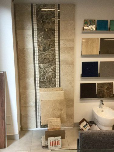 esposizione piastrelle per bagno