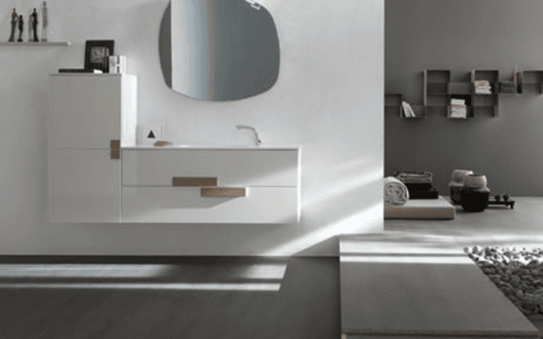 bagno con mobili e elementi di arredamento moderni