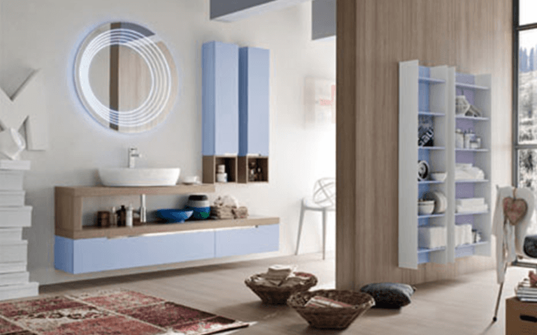 bagno con elementi di arredo moderni e con tinte azzurre