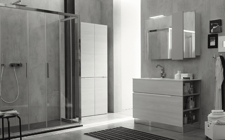 bagno minimal con doccia con box in vetro