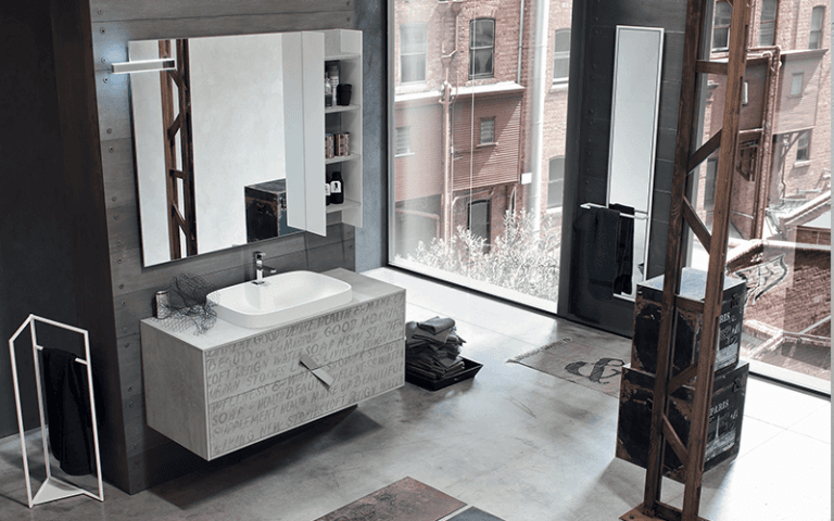 bagno moderno con ampie vetrate