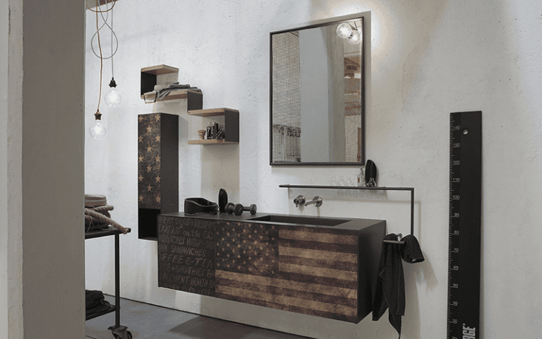 cassettiera e armadietto bagno con pannelli decorati