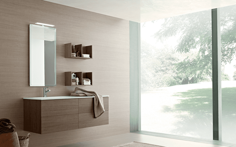 bagno luminoso con arredo in legno