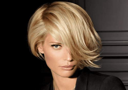 caschetto con ciuffo laterale