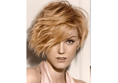 taglio femminile corto scalato