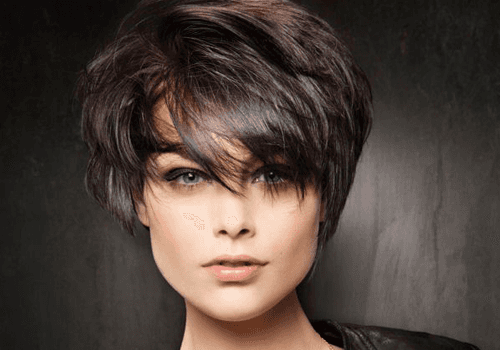 taglio femminile corto con frangia