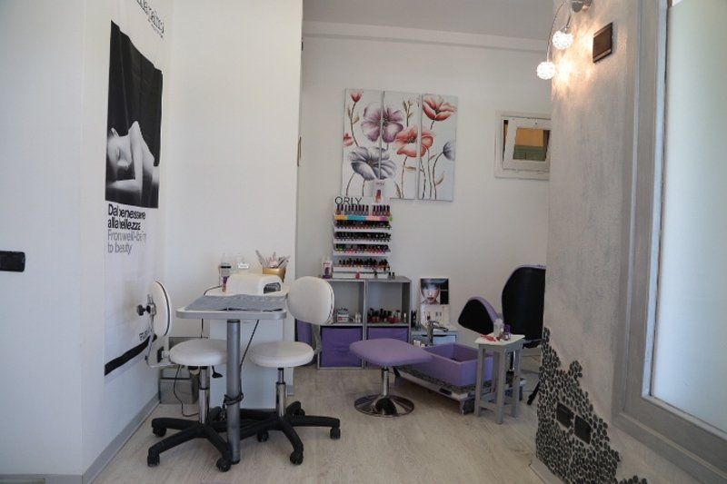stanza per pedicure, manicure e trattamenti di bellezza