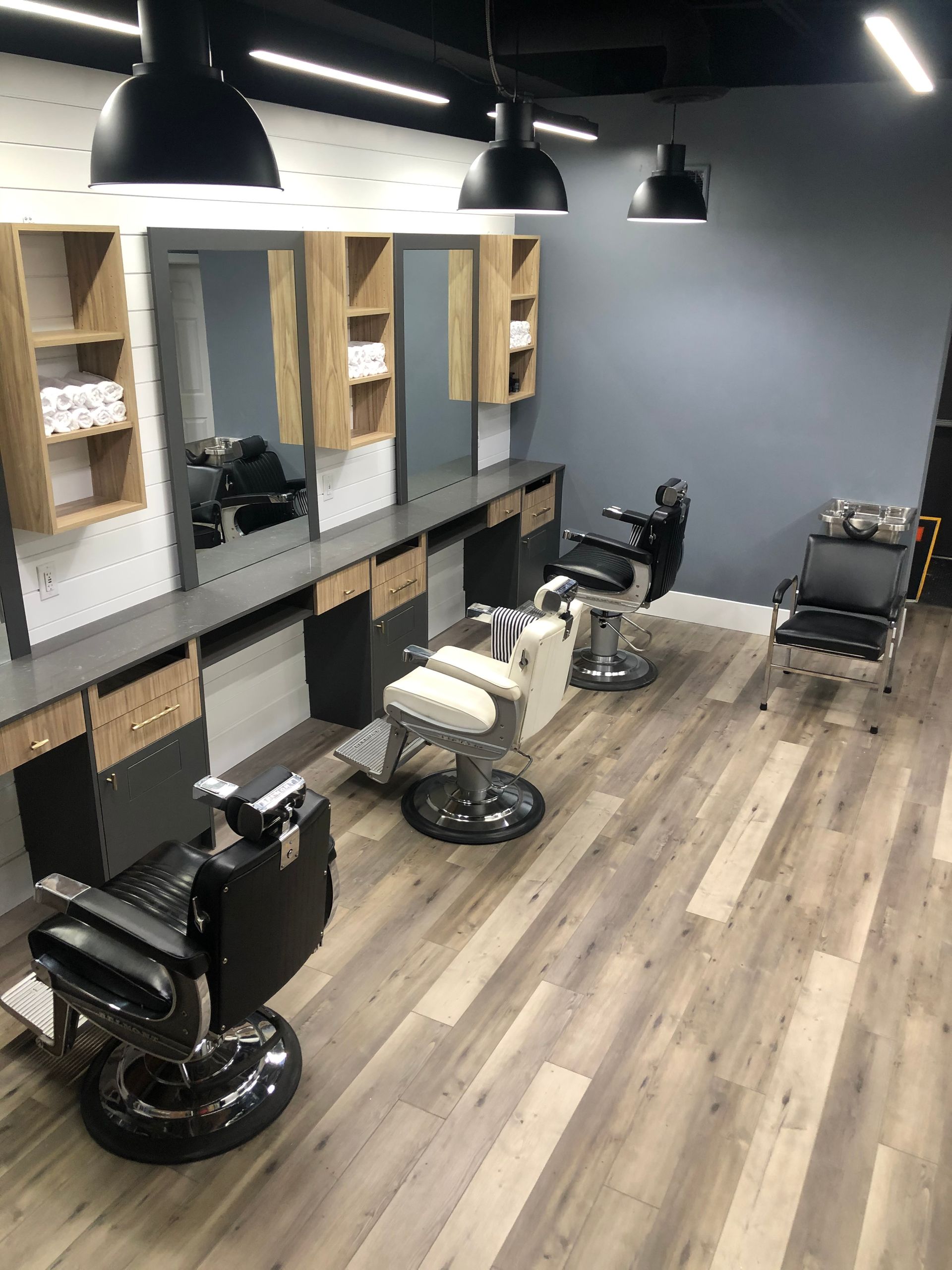 A barber shop with a lot of chairs and mirrors.