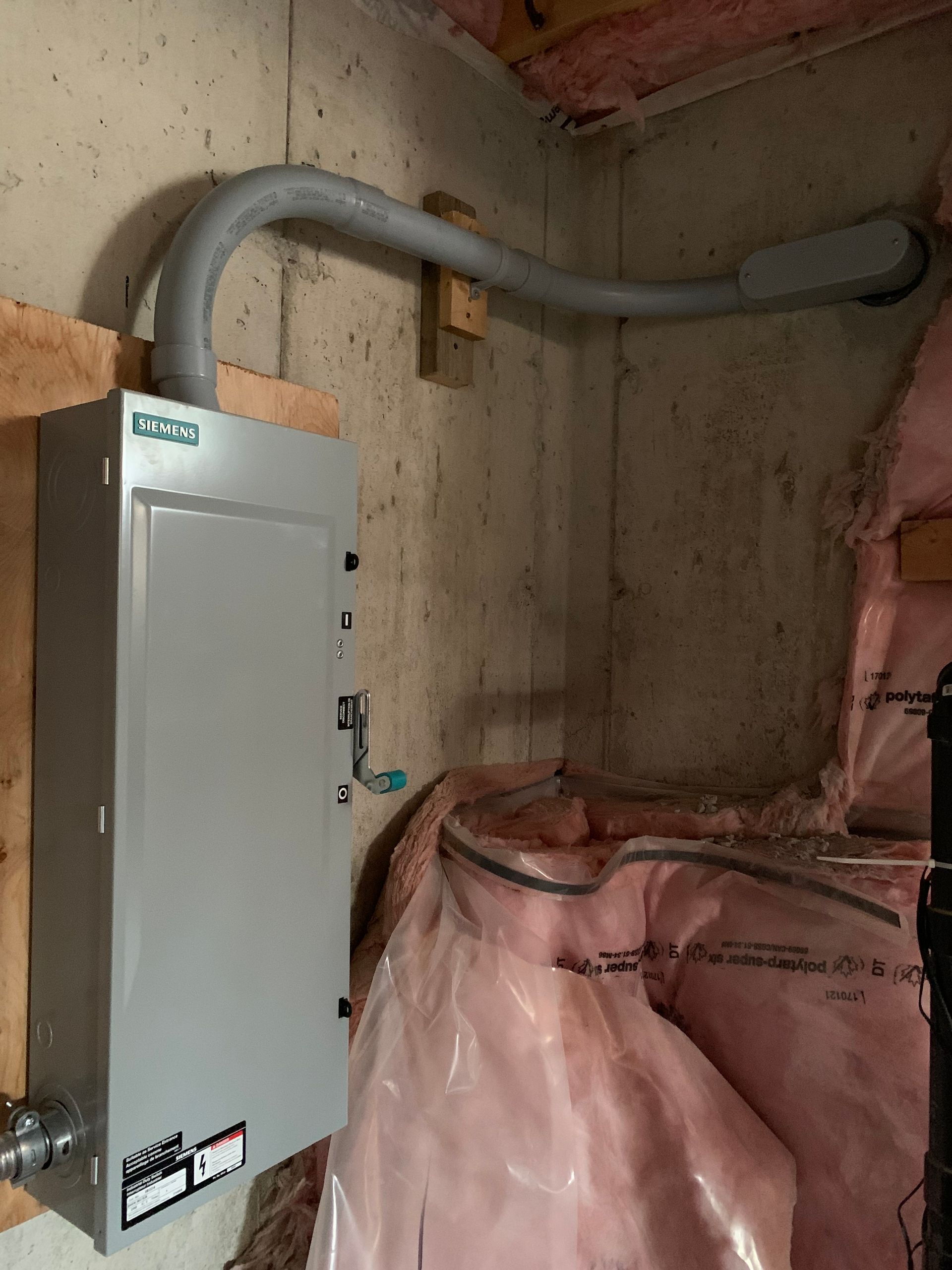 A box with a hose attached to it is in a room.