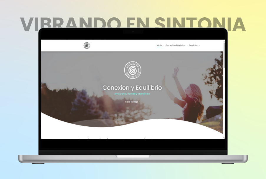 Una computadora portátil está abierta a un sitio web con una imagen de una mujer en la pantalla.