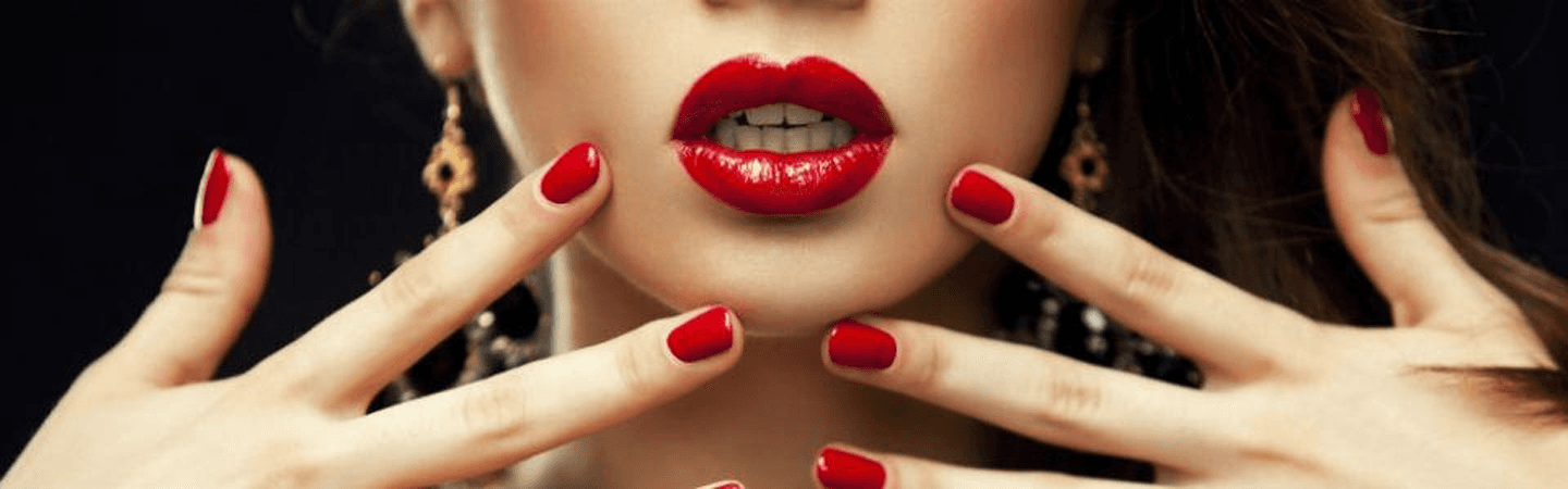 bella donna con rossa manicure e labbra rossa