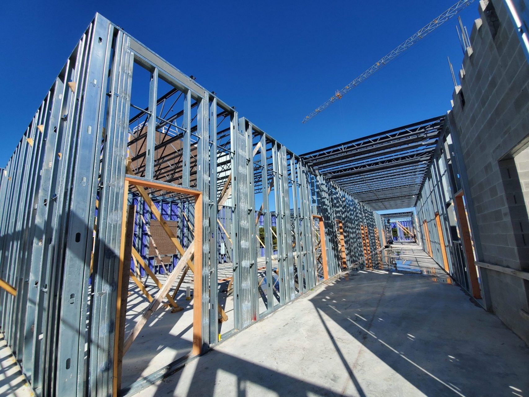 A building under construction with a blue sky in the background.