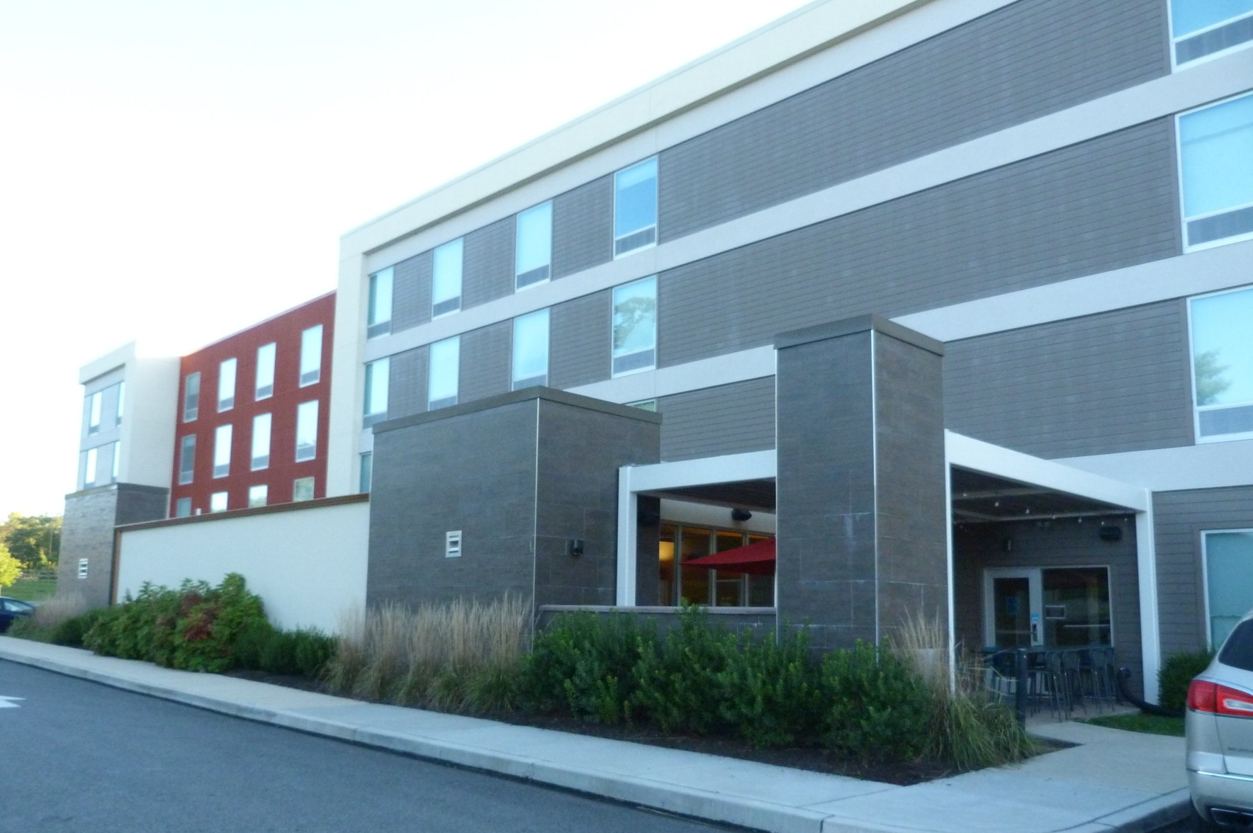 A large building with a car parked in front of it.