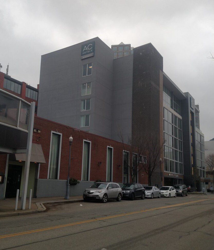 A large building with the word hotel on it.