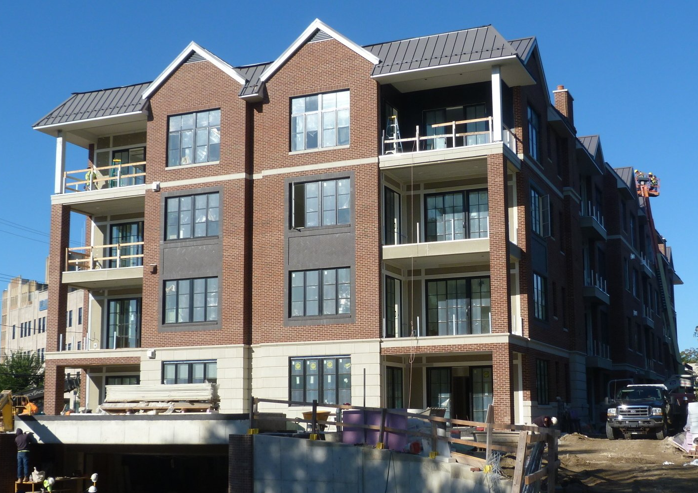 A large brick building with a lot of windows.
