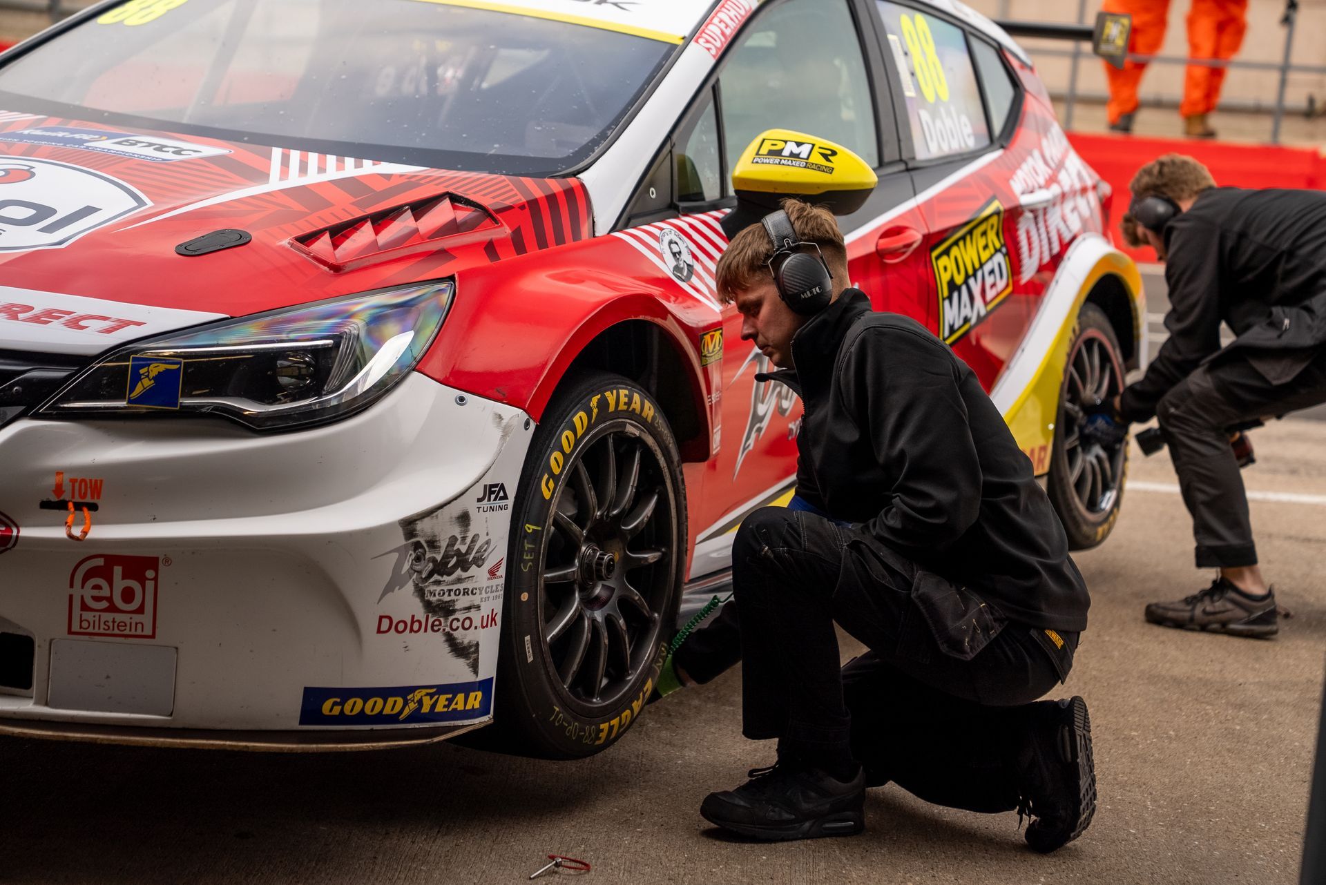 Mikey Doble BTCC 205 Donnington Park car wheel fix