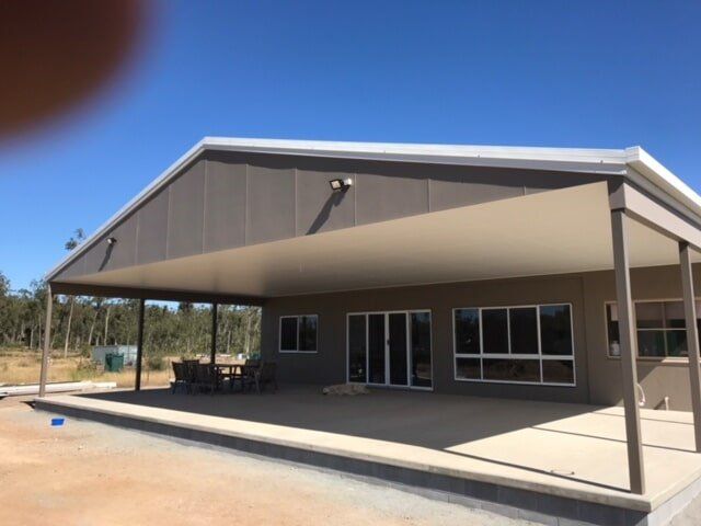 House with outer roof extension 3