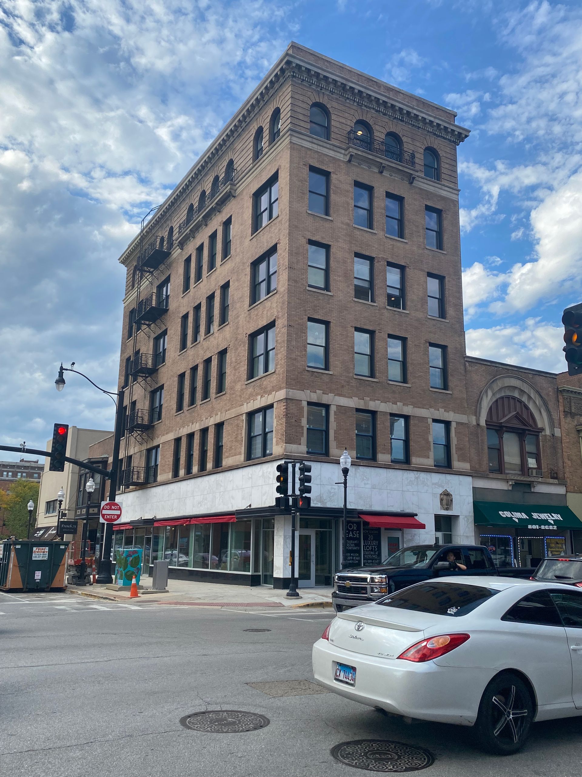 lofts on broadway exterior view