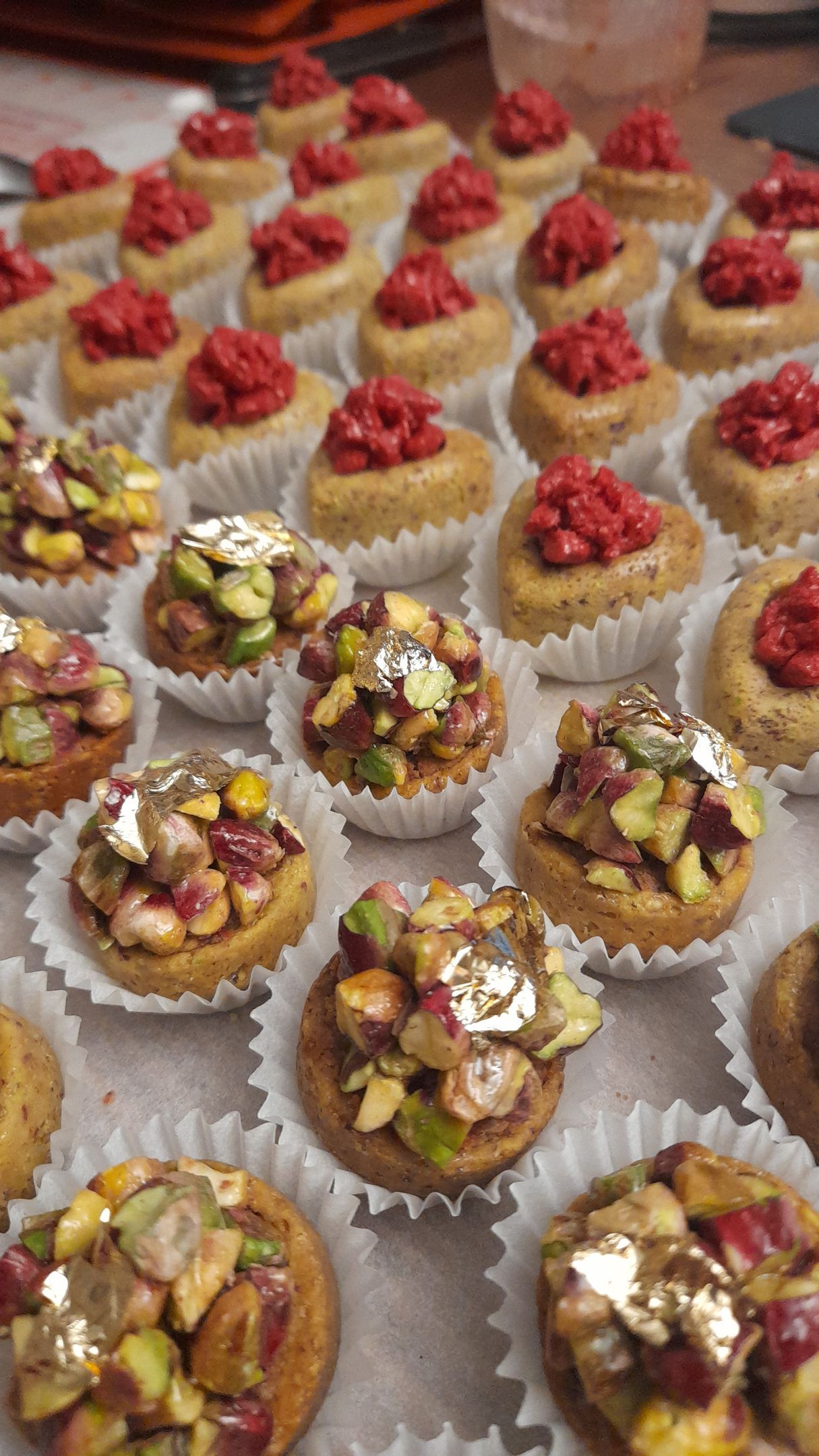 Une composition de mignardises sur une table.