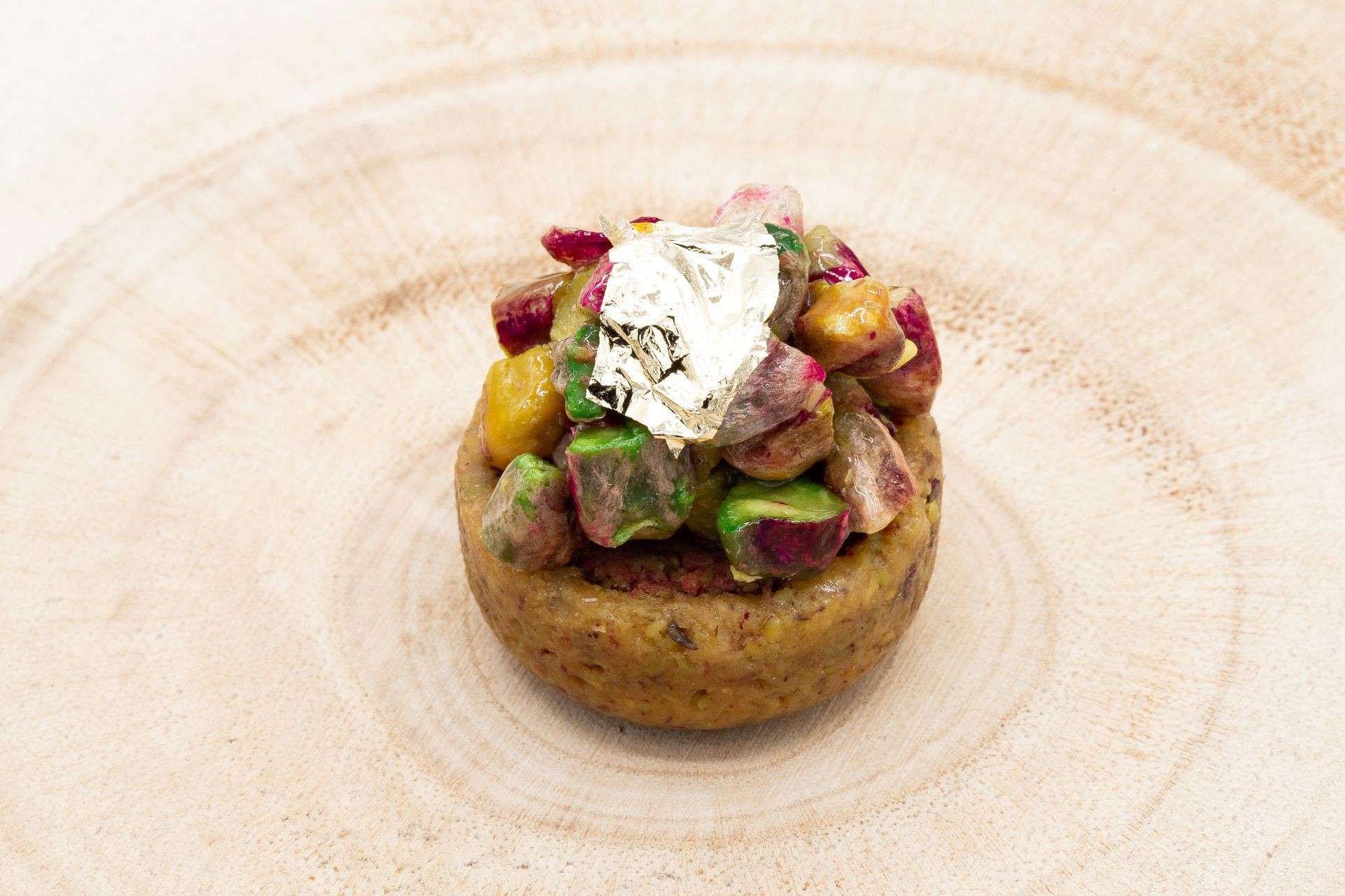 Un gros plan d'une assiette avec une mignardise croquante sur une table.