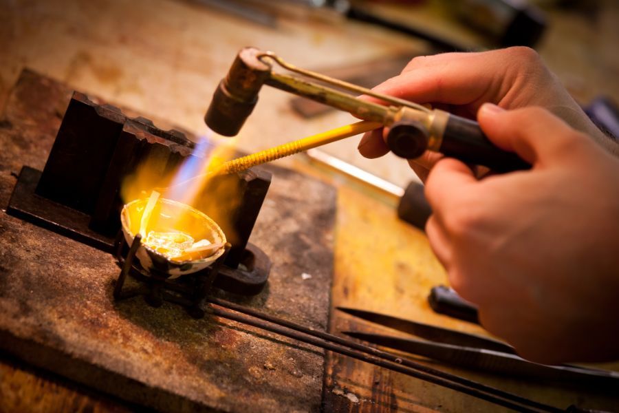 Lavorazione artigianale dei metalli per produzioni orafe