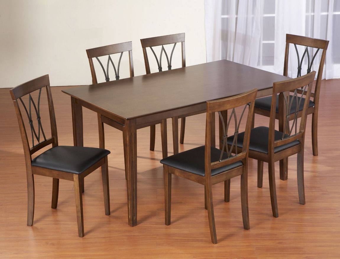 tavolo e sedie in legno