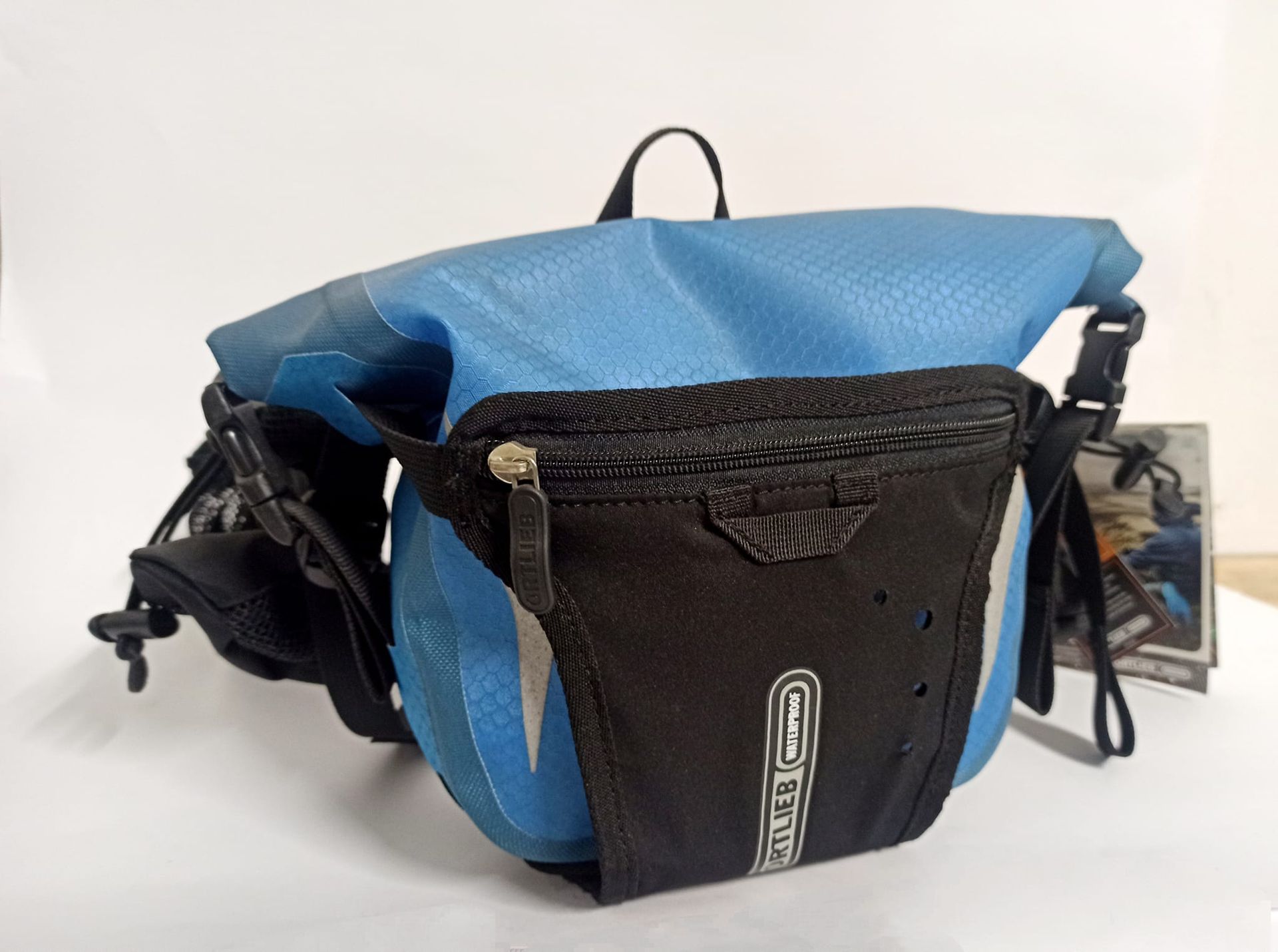 Borsa da manubrio per bicicletta blu e nera con tasca con cerniera e strisce riflettenti.