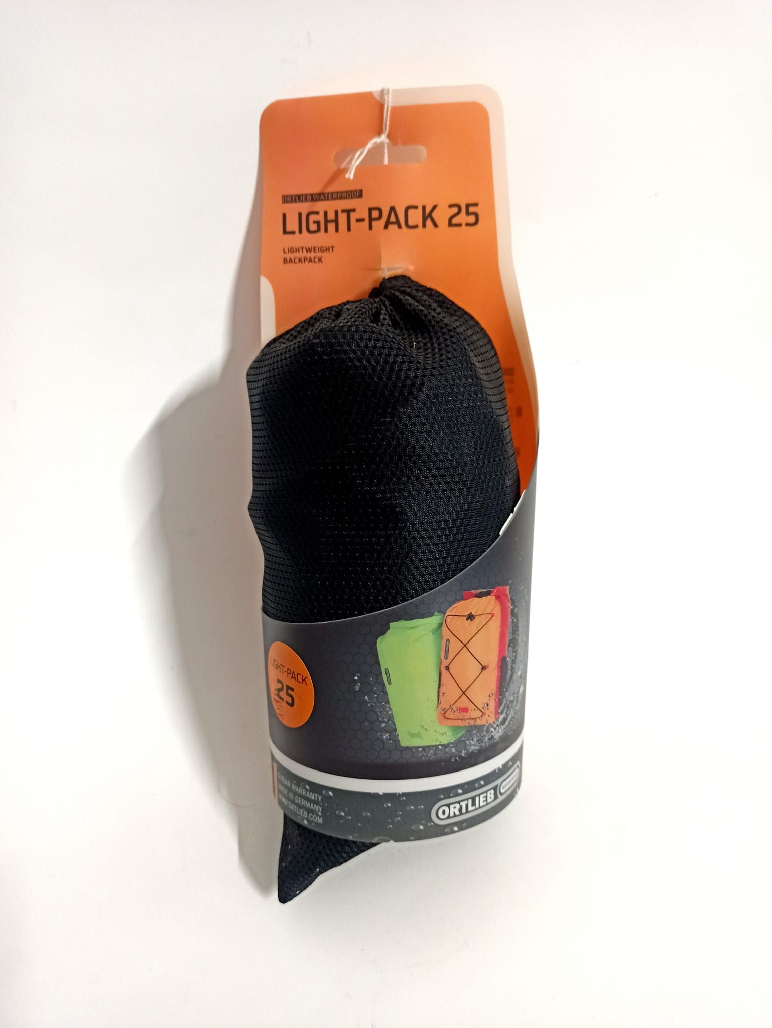 Calzino arrotolato nero in confezione arancione e nera, con etichetta