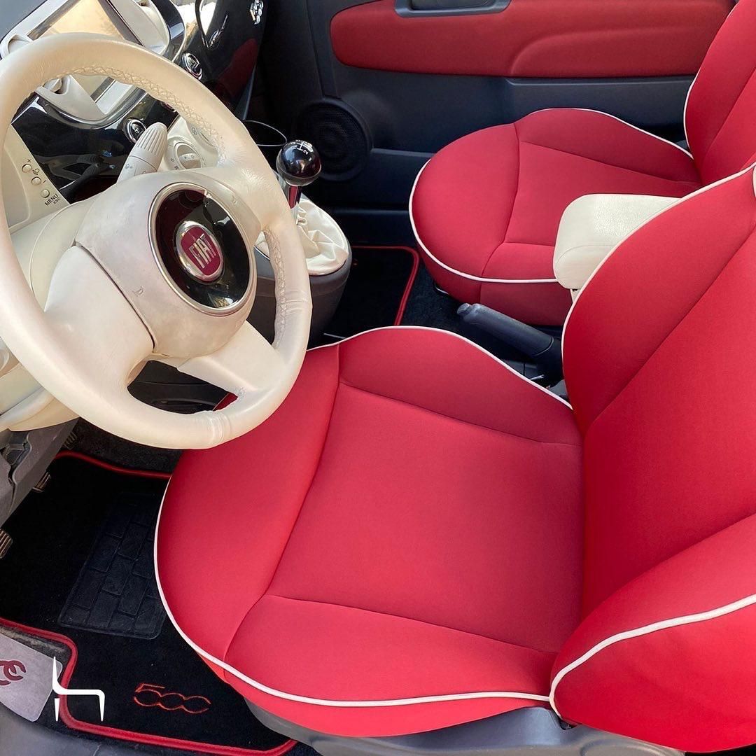 L'interno di un'auto con sedili rossi e volante