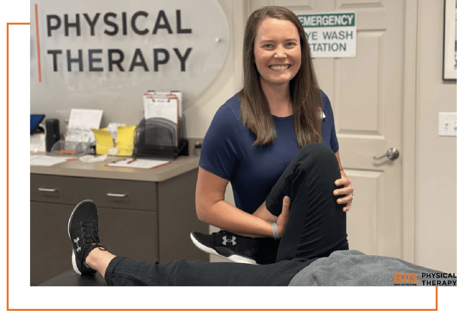 physical therapy for knee pain taking place in office