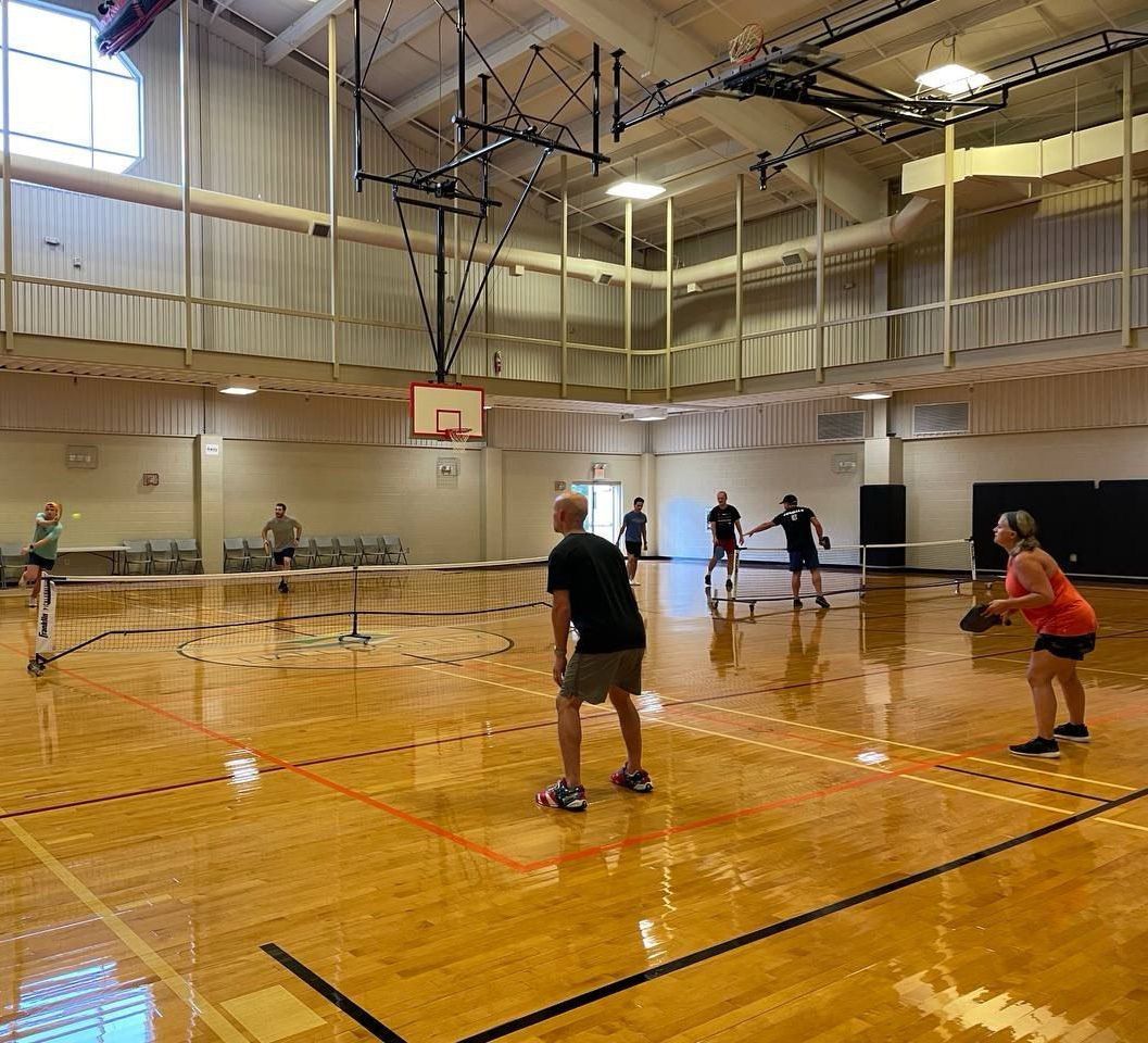man playing pickle ball teaching how to avoid common pickleball injuries
