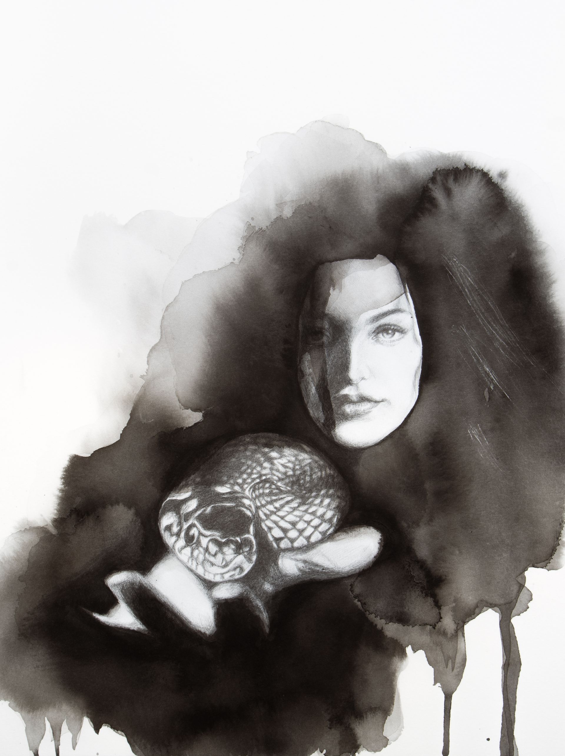 Een zwart-wit schilderij van een vrouw die een slang vasthoudt