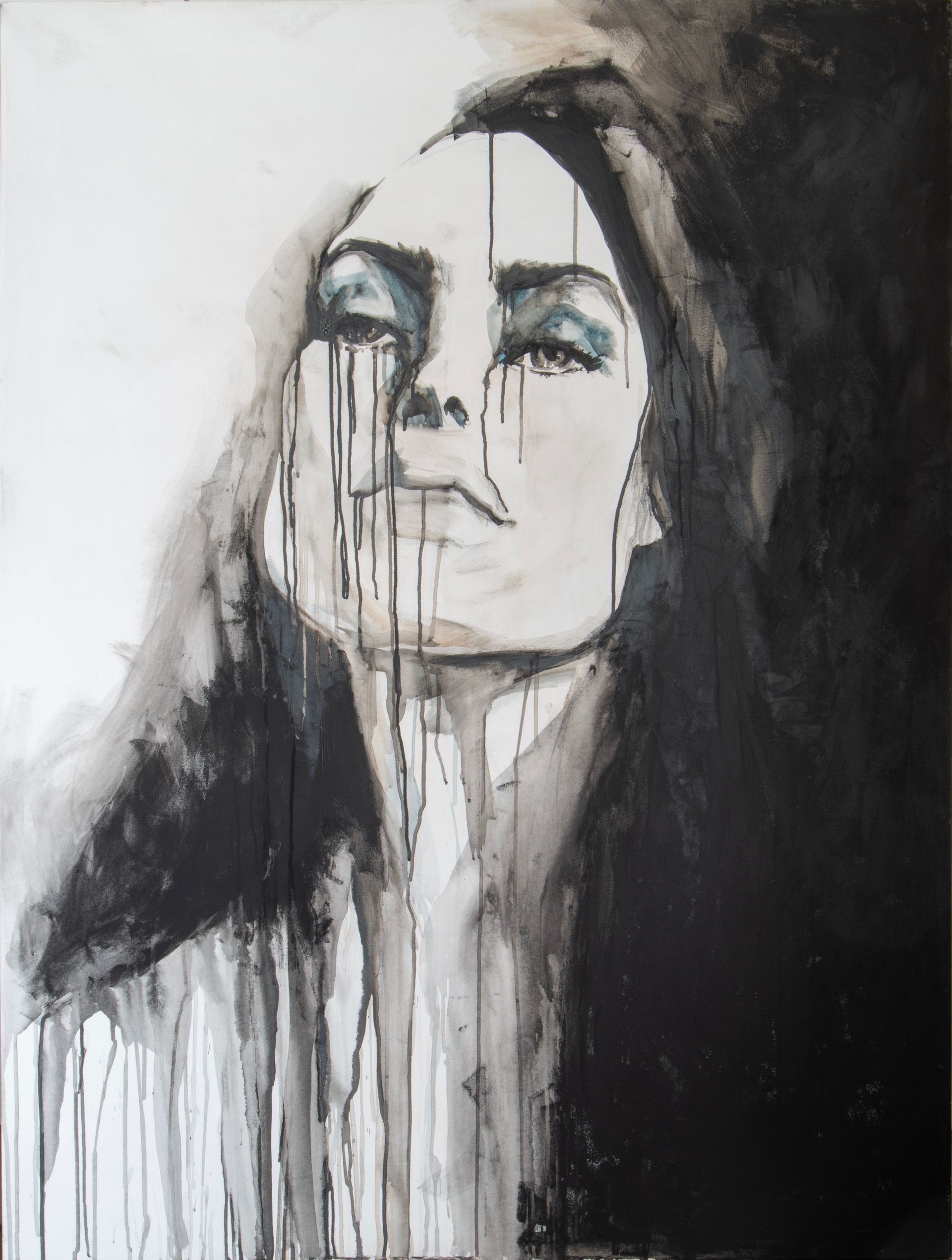 Een zwart-wit schilderij van een vrouw met blauwe ogen