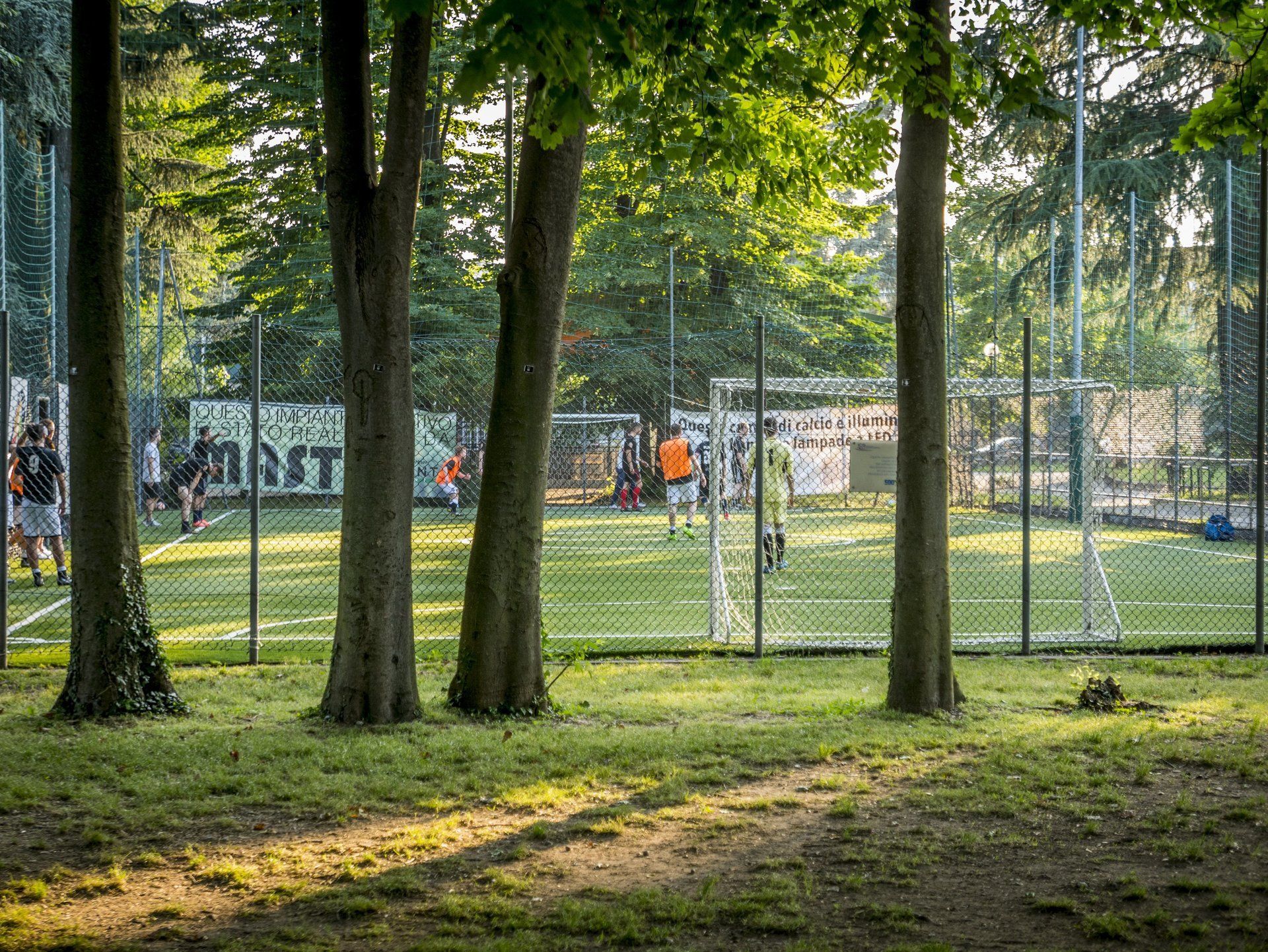 vista campi da calcio con persone che giocano e alberi