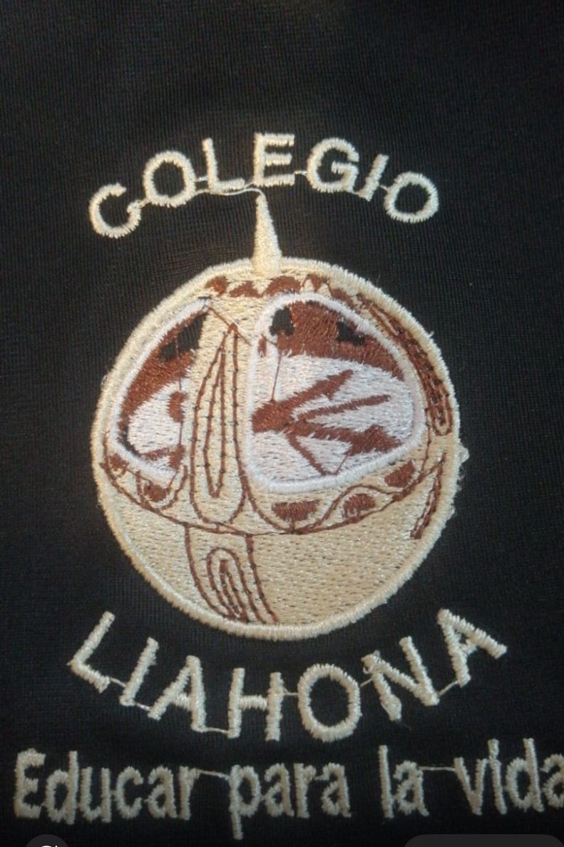 Colegio Liahona bordado en una camisa negra