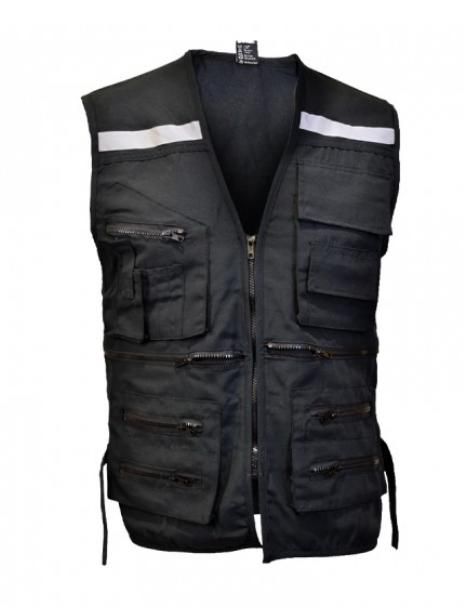 Un chaleco negro con muchos bolsillos sobre un fondo blanco.