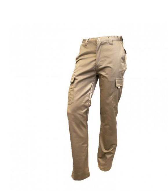 Un par de pantalones cargo color caqui sobre un fondo blanco.