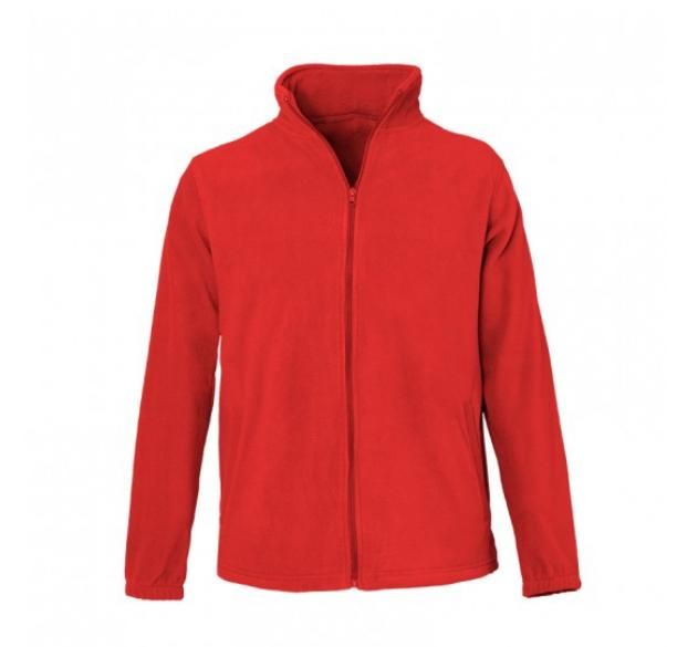 Una chaqueta polar roja con cremallera sobre un fondo blanco.