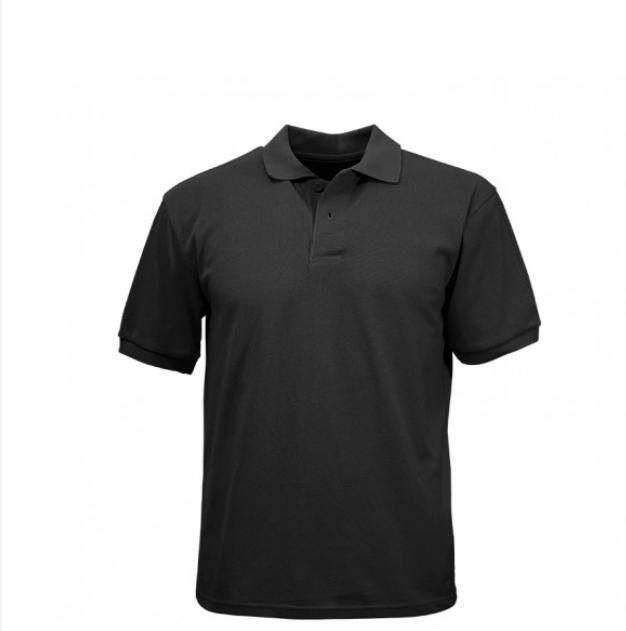 Se muestra un polo negro sobre un fondo blanco.