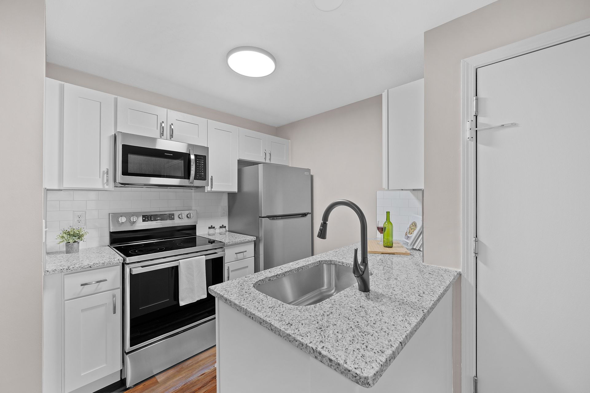 Bridgewater Crossing one-bedroom kitchen with stainless steel appliances and modern finishes